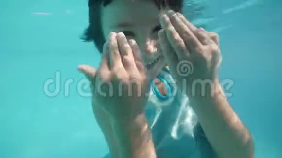 小女孩在水下玩看着相机做泡泡视频的预览图