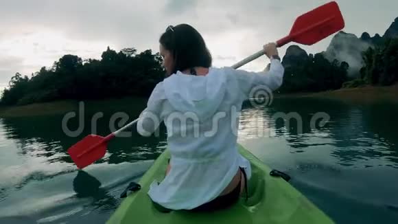 带着一位女士皮划艇的山海景观视频的预览图