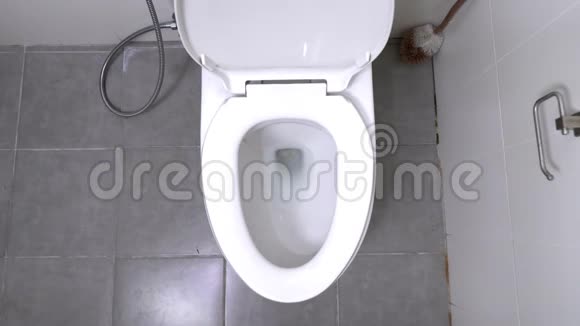 厕所顶部的冲洗浴室里的马桶被水冲掉了慢镜头水被冲洗视频的预览图