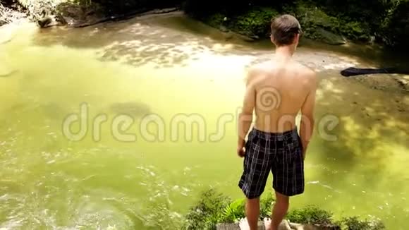森林中人潜湖的高视角视频的预览图