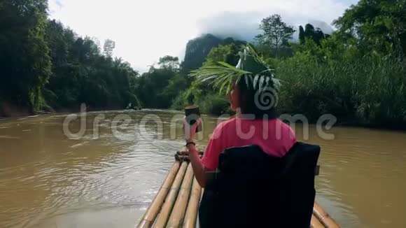 热带河流一位女士漂浮在木筏上放松身心视频的预览图