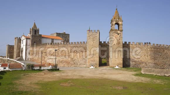 葡萄牙Alentejo教堂的Mourao城堡石墙外部入口视频的预览图