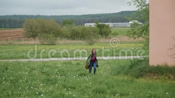 快乐女孩靠近粉红巴伐利亚的房子视频的预览图