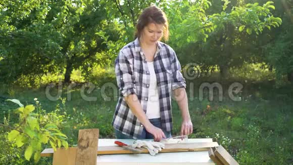 微笑的女人戴上防护眼镜和手套开始加工木材视频的预览图