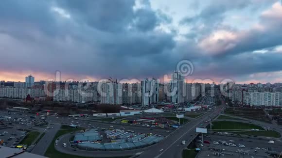 美丽的日落暴风雨般的云层笼罩着城市4K的时光视频的预览图