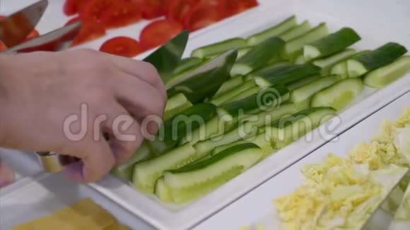 手拿自助自助自助餐桌上的一块黄瓜视频的预览图
