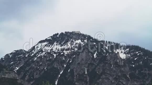 雪山上的房子视频的预览图