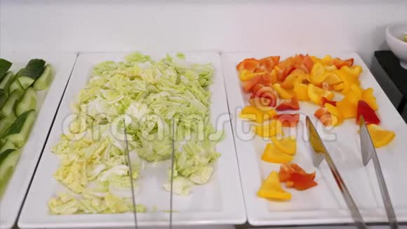 酒店餐厅提供自助餐和早餐提供各种蔬菜视频的预览图