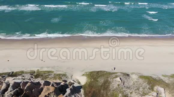 阳光明媚风轻的巴西海岸沙滩童车视频的预览图