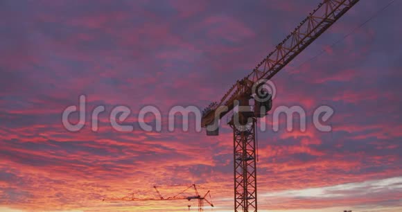 建筑工地上的金色蓝云在夕阳的照耀下闪闪发光视频的预览图