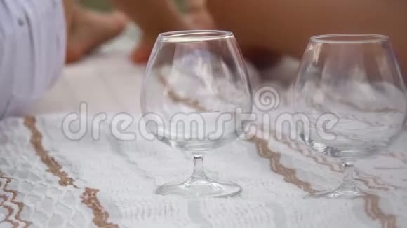 野餐时把酒倒进杯子里视频的预览图
