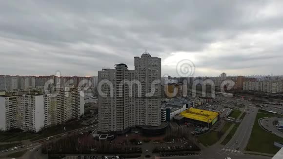 城市的部分多云天气视频的预览图