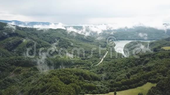 夏雨后的雾云有湖泊和山地林地的夏季景观视频的预览图