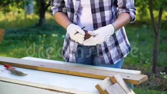 女木匠用卷尺测量木板视频的预览图
