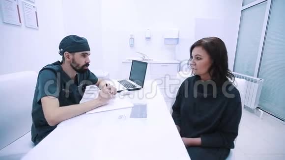 医生和女商人病人说话视频的预览图