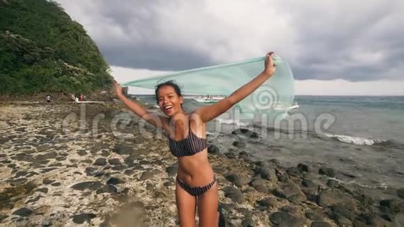 快乐而独立的女人在热带岛屿度假视频的预览图