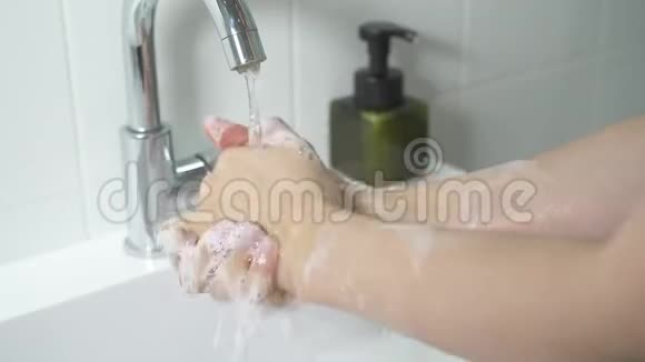 快关门一个女人在浴室里彻底洗手视频的预览图