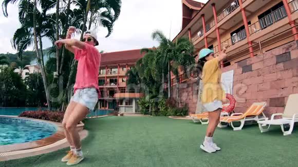 热带酒店两位女士在附近跳舞视频的预览图