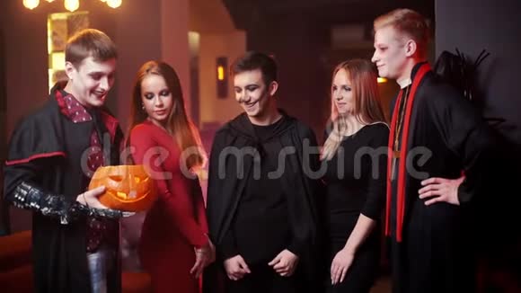 一群朋友在派对上摆着恐怖的服装庆祝万圣节之夜视频的预览图