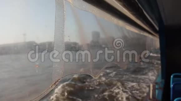 在柴弗拉亚河脏水的背景下一艘旅游船上随风飘扬的透明窗帘视频的预览图