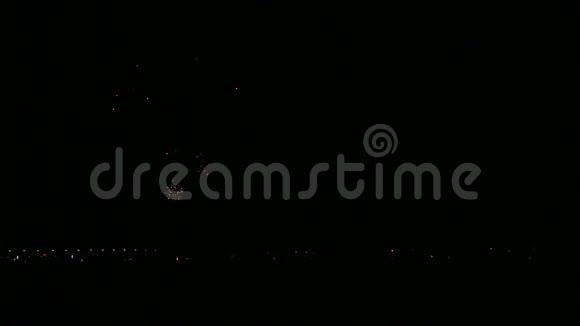 波光粼粼的彩霞在夜空中映在水面上视频的预览图