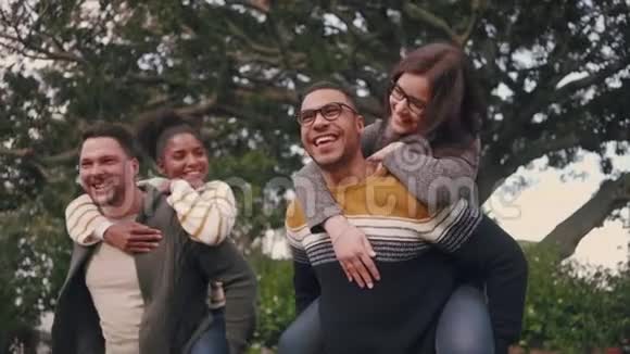 在公园里带着女朋友骑着小车微笑着让多民族的夫妻开心视频的预览图