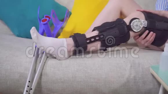 女性伤后膝关节弯曲矫形膝关节支架服药视频的预览图