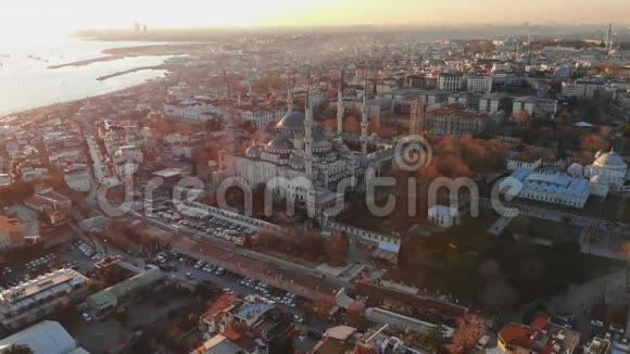 伊斯坦布尔俯瞰蓝色清真寺的傍晚空中全景视频的预览图