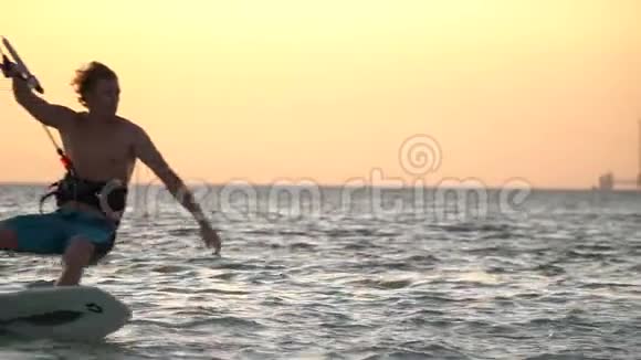 靠近一个人跳着风筝冲浪掉进水里死海视频的预览图