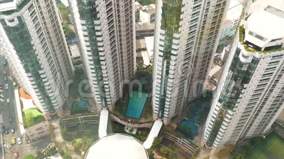 曼谷现代公寓附近有驾驶汽车和游泳池的道路景观视频的预览图