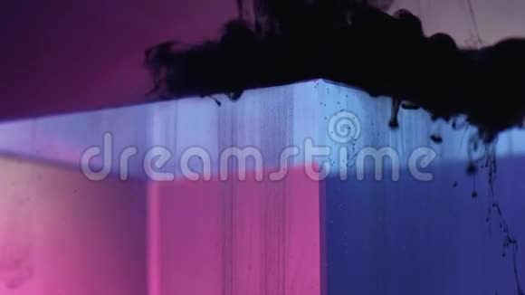 黑色墨水滴油烟流动玻璃立方体粉红色视频的预览图