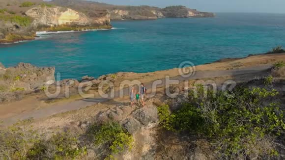 一家人在印度尼西亚努沙佩尼达岛游览破滩著名旅游胜地的空中拍摄视频的预览图