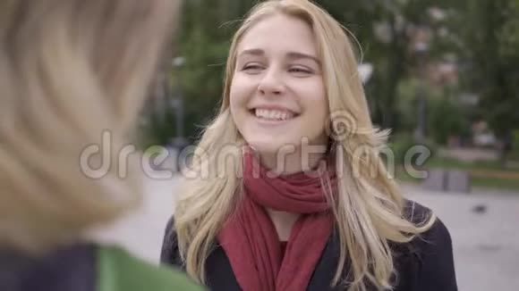 两个高加索女朋友拥抱他们很高兴见到对方女人在街上相遇相聚的真诚喜悦视频的预览图