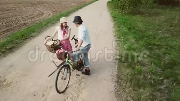夫妻俩骑着自行车上路视频的预览图