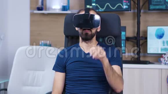 在神经科学实验室戴虚拟现实护目镜的人视频的预览图