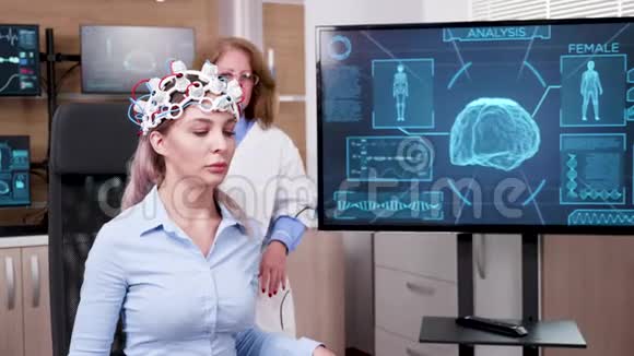 脑科女医生看电视屏幕视频的预览图