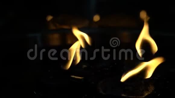 火焰热表面在壁炉中的运动视频的预览图