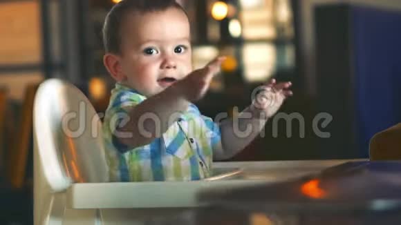 孩子坐在孩子椅子上拒绝吃粥是任性的视频的预览图