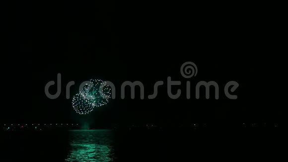 夜空中闪耀着节日的烟花在水中倒影视频的预览图