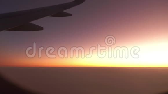 在夕阳的天空下飞机的翅膀飞过晚霞视频的预览图