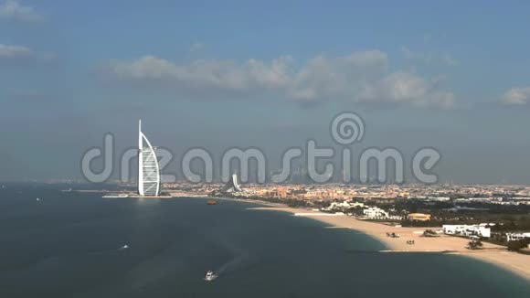 阿联酋迪拜海滨和遥远天际线的空中拍摄视频的预览图