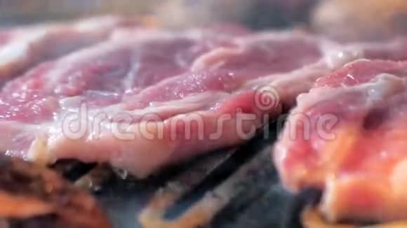 餐厅提供韩式烧烤美味多汁的肉牛排在韩国烧烤烤盘上烹饪专业烹饪视频的预览图