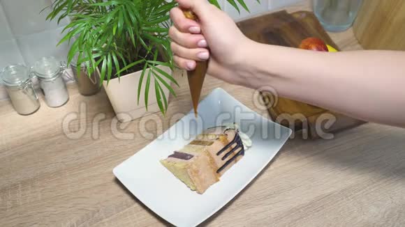 女人手中的芝士蛋糕是倒入甜酱咸焦糖早餐视频的预览图