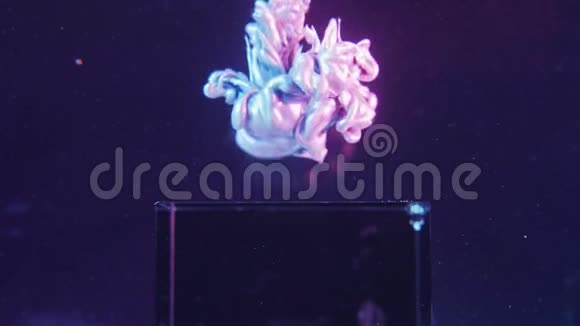 液体飞溅珍珠油漆玻璃立方体紫色视频的预览图