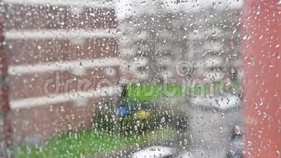 带雨滴的窗户带有选择性聚焦的抽象背景视频的预览图