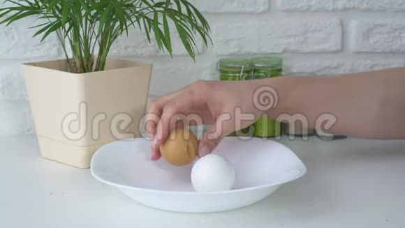 厨房里洗鸡蛋女人手砸碎鸡蛋保健食品视频的预览图