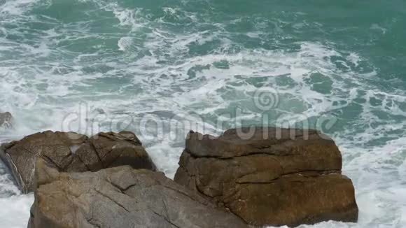 滚波撞击海岸线上的岩石视频的预览图
