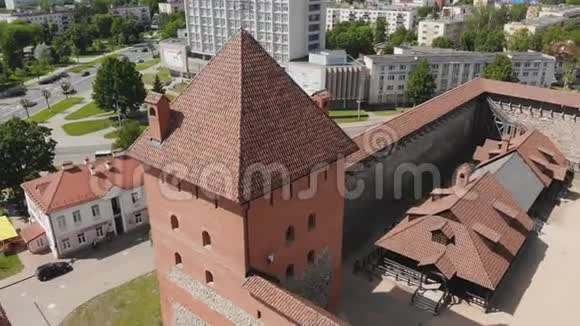 鸟瞰利达城堡利达市白俄罗斯视频的预览图