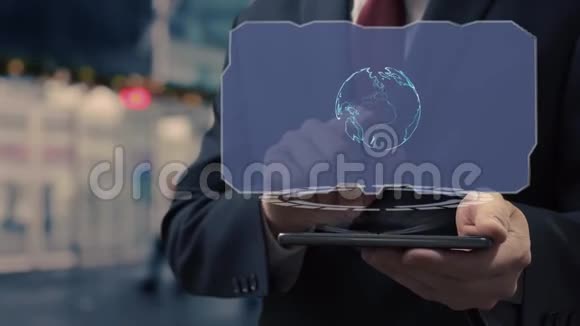 商人使用全息技术支持视频的预览图