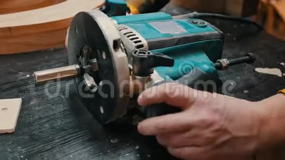 木工行业一名木工在细节上设置抛光机以抛光侧面视频的预览图